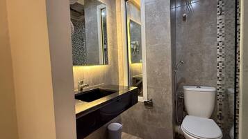 Ducha, artículos de tocador gratuitos, toallas, papel higiénico