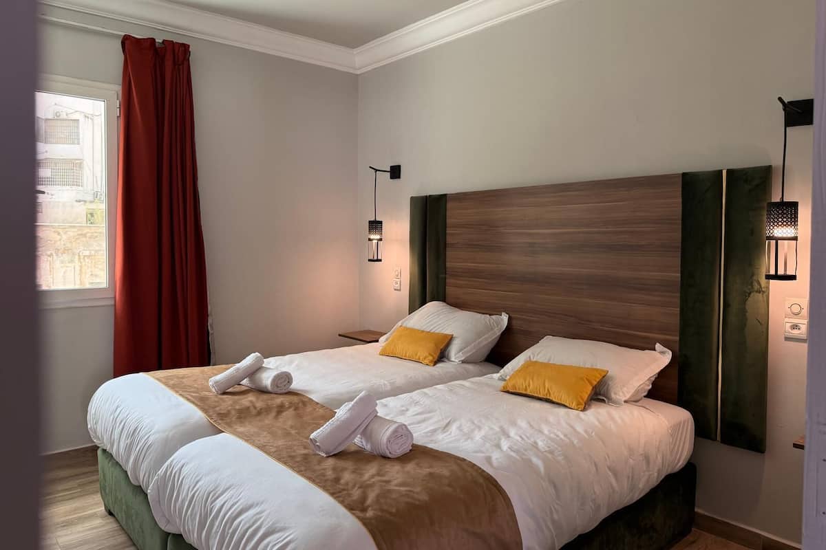 Una scrivania, postazione laptop, Wi-Fi gratuito