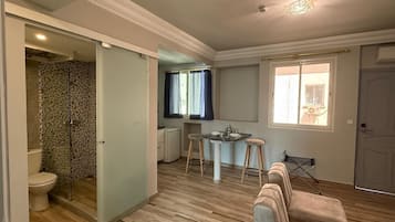 Deluxe Apart Daire | Banyo | Duş, ücretsiz banyo/kozmetik ürünleri, havlu, tuvalet kâğıdı