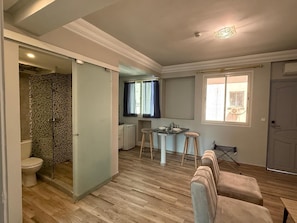 Deluxe Apartment | Bathroom | Shower, free toiletries, towels, toilet paper