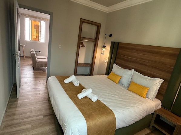 Deluxe Apartment | Desk, laptop workspace, free WiFi