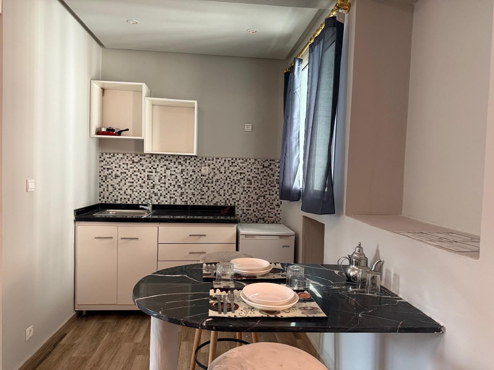 Mini-Kühlschrank, Mikrowelle