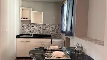 Een minikoelkast, een microgolfoven