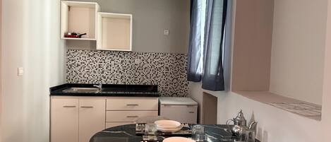 Mini-Kühlschrank, Mikrowelle