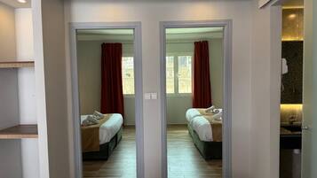 Escritorio, espacio para trabajar con laptop y wifi gratis