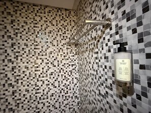 Quarto luxo | Banheiro | Chuveiro, produtos de toalete grátis, toalhas de banho, papel higiênico