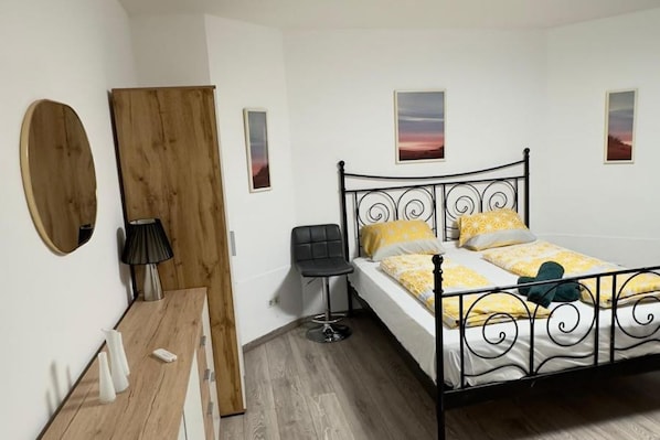 Iron/ironing board, WiFi, bed sheets