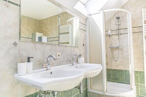 Douche, sèche-cheveux, serviettes fournies, savon