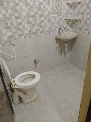 Chuveiro, chuveiro com efeito de chuva, toalhas de banho, sabonete