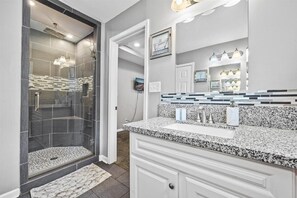 Douche, sèche-cheveux, bidet, serviettes fournies