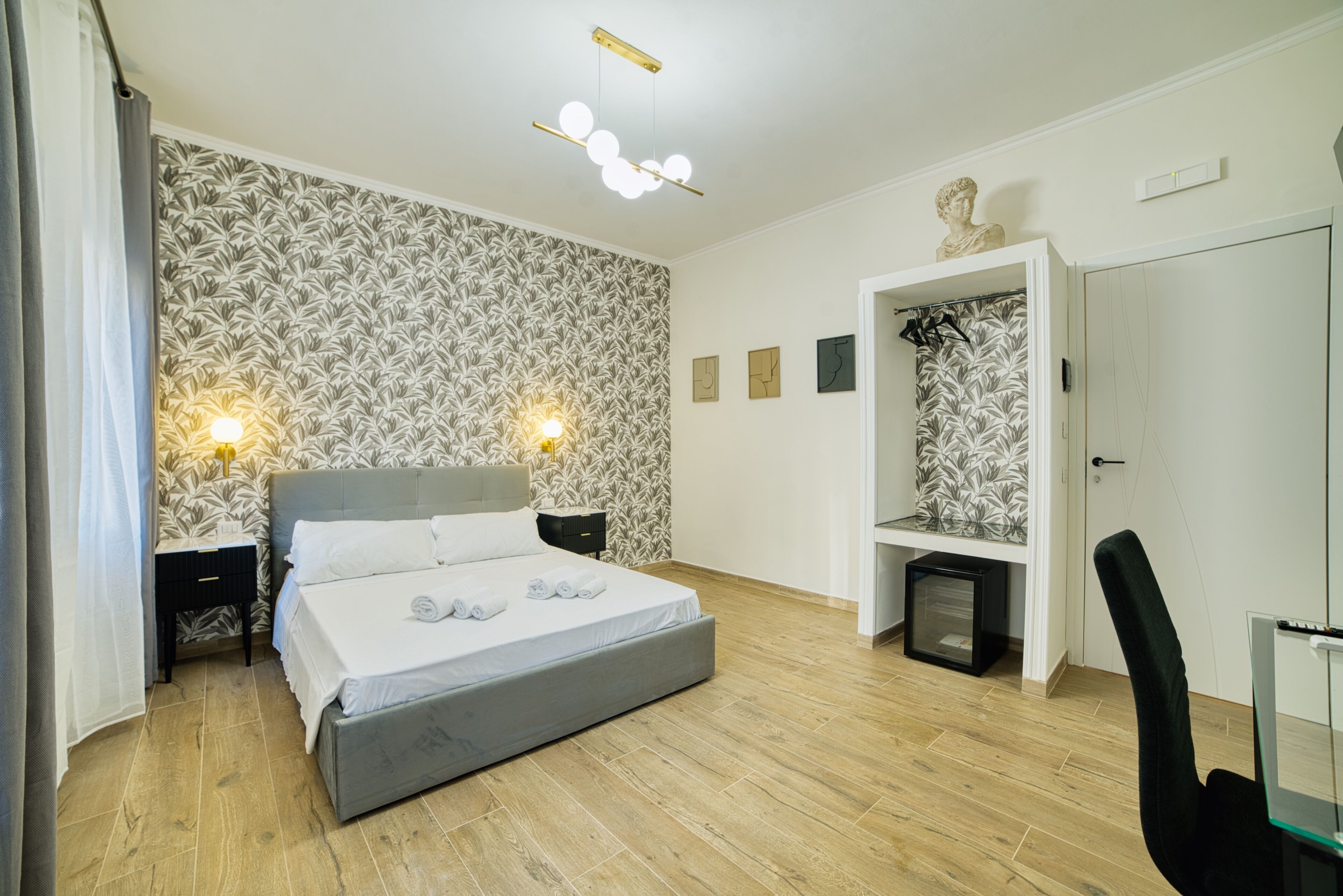 Quarto casal superior | Escrivaninha, Wi-Fi de cortesia
