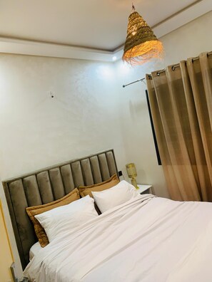 2 bedrooms, iron/ironing board, internet