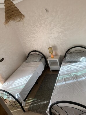 2 chambres, fer et planche à repasser, accès Internet