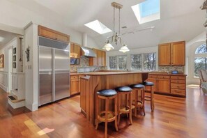 Microwave, oven, stovetop, dishwasher - Country Castle-Complete privacy-minutes from town (Great Barrington)