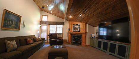 Smart-tv, een open haard, een dvd-speler en boeken