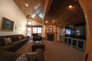 Una Smart TV, una chimenea, un reproductor de DVD, libros