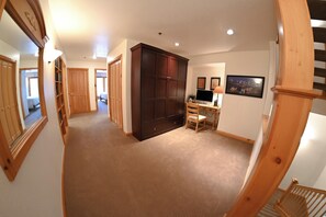 4 bedrooms, desk, iron/ironing board, travel crib