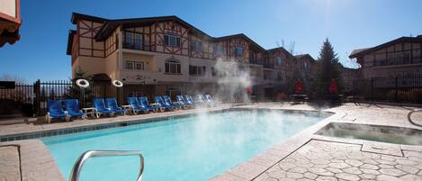 Una piscina techada, una piscina climatizada
