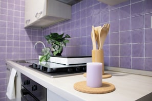 Réfrigérateur, micro-ondes, plaque de cuisson, cafetière/bouilloire