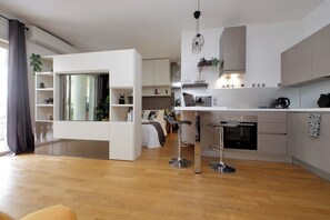 Fridge, microwave, oven, stovetop - Aki's Flat by Domus&Dimore (Rome)