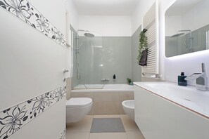 Assecador de cabells, bidet i tovalloles