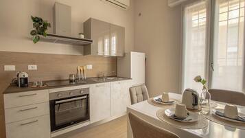 Fridge, oven, stovetop, coffee/tea maker