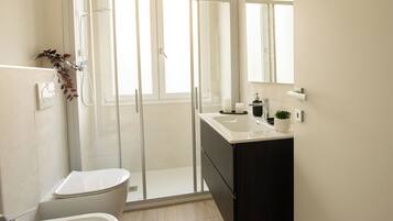 Ducha, bidet, toallas