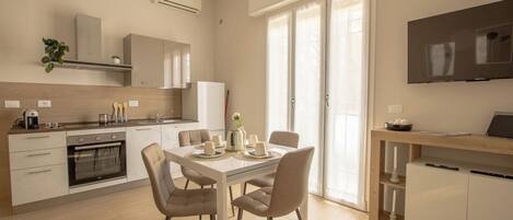 Fridge, oven, stovetop, coffee/tea maker