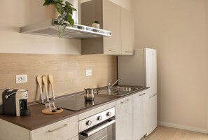 Kühlschrank, Ofen, Herdplatte, Wasserkocher mit Kaffee-/Teezubehör