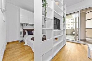 Tabla de planchar con plancha, wifi gratis y ropa de cama