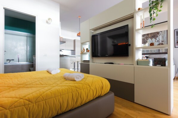 Iron/ironing board, free WiFi, bed sheets