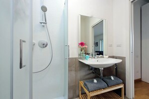 Douche, sèche-cheveux, serviettes fournies