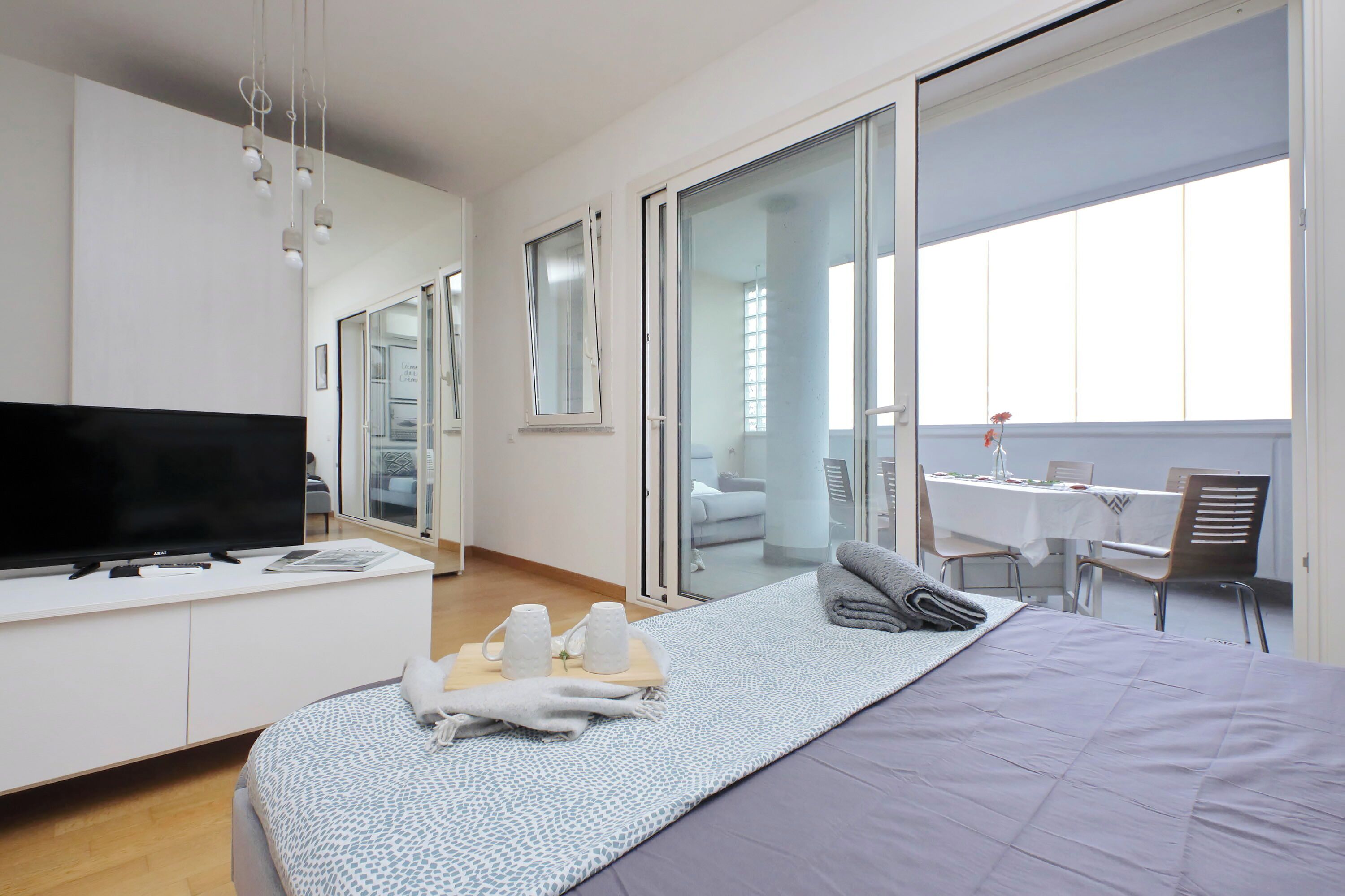 Tabla de planchar con plancha, wifi gratis y ropa de cama 