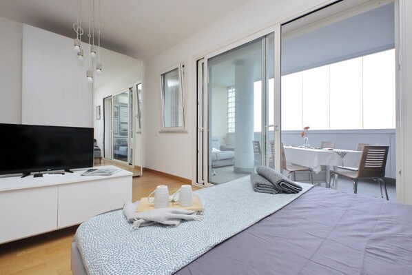 Iron/ironing board, free WiFi, bed sheets