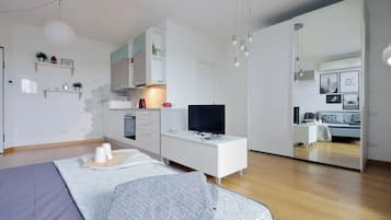 Iron/ironing board, free WiFi, bed sheets