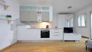 Frigorifero, forno, piano cottura, macchina per tè/caffè