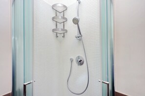 Een douche, een haardroger, handdoeken