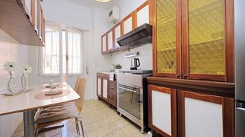 Frigorifero, piano cottura, macchina per tè/caffè, tostapane