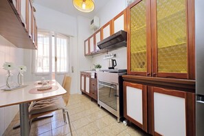 ثلاجة، موقد طهي مسطح، ماكينة لصنع القهوة/الشاي، محمصة خبز