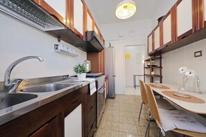 Geladeira, cooktop, cafeteira/chaleira, torradeira
