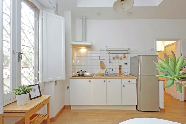 Fridge, microwave, stovetop, coffee/tea maker