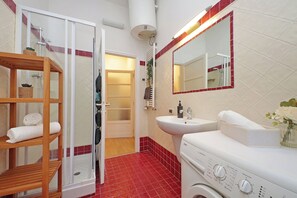 Dusche, Haartrockner, Bidet, Handtücher