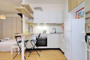 Refrigerador, horno, placa de cocina, cafetera/tetera