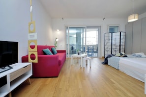 Tabla de planchar con plancha, wifi gratis y ropa de cama