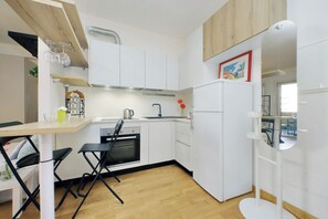 Fridge, oven, stovetop, coffee/tea maker