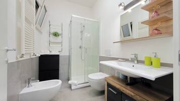 Doccia, set di cortesia gratuito, bidet, asciugamani