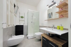 Dusche, kostenlose Toilettenartikel, Bidet, Handtücher