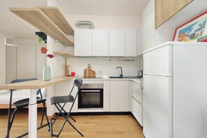 Fridge, oven, stovetop, coffee/tea maker