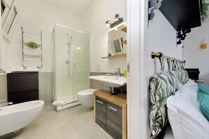 Shower, free toiletries, bidet, towels - Julie's Flat by Domus&Dimore (Rome)