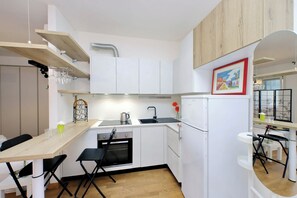 Fridge, oven, stovetop, coffee/tea maker